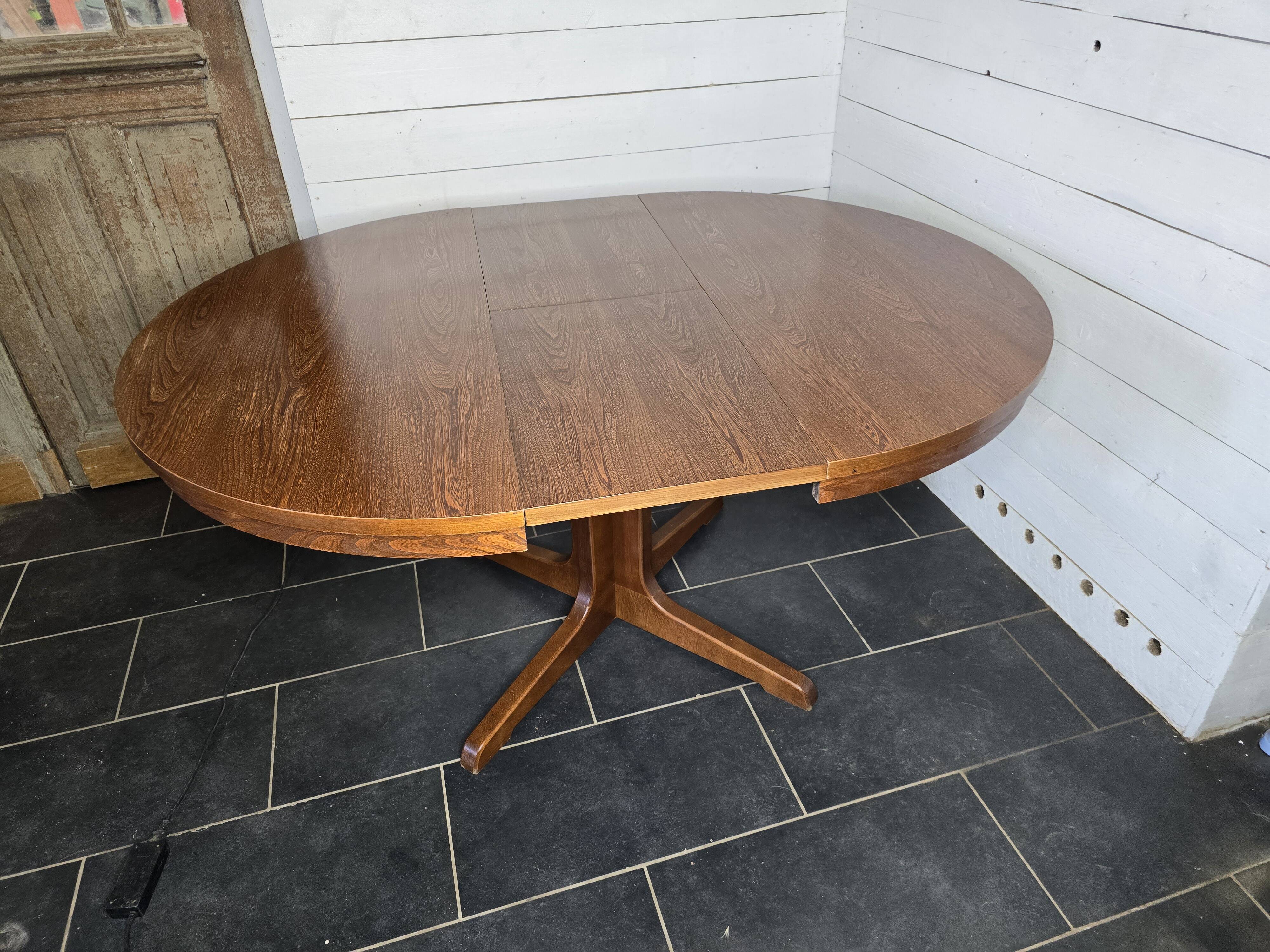 Vintage extendable round table from the 60s