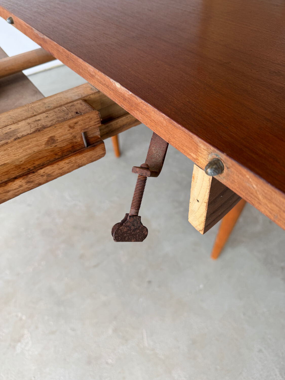 Scandinavian design extendable round table in teak, Danish manufacture.