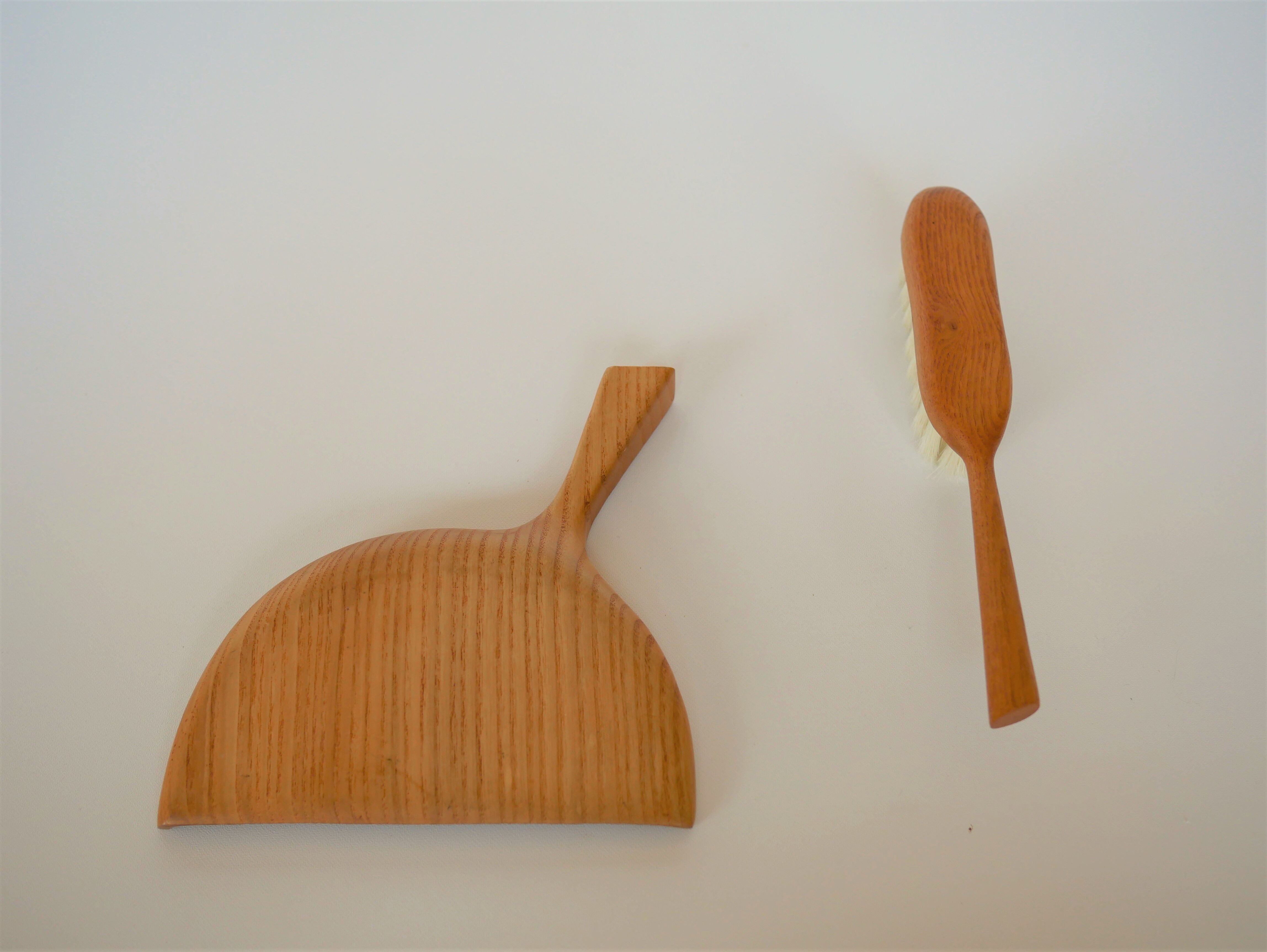 Wooden table shovel and sweeper