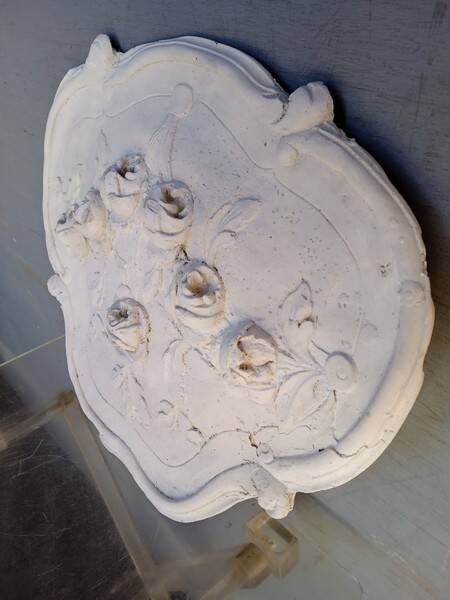Louis XVI pediment with plaster low relief roses
