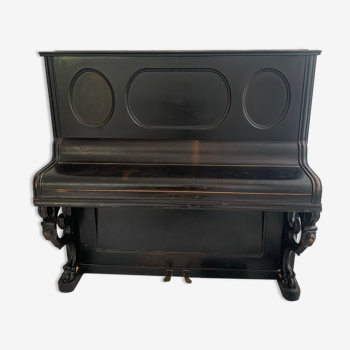 Upright piano