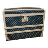 Trunk, old chest in wood and fabric