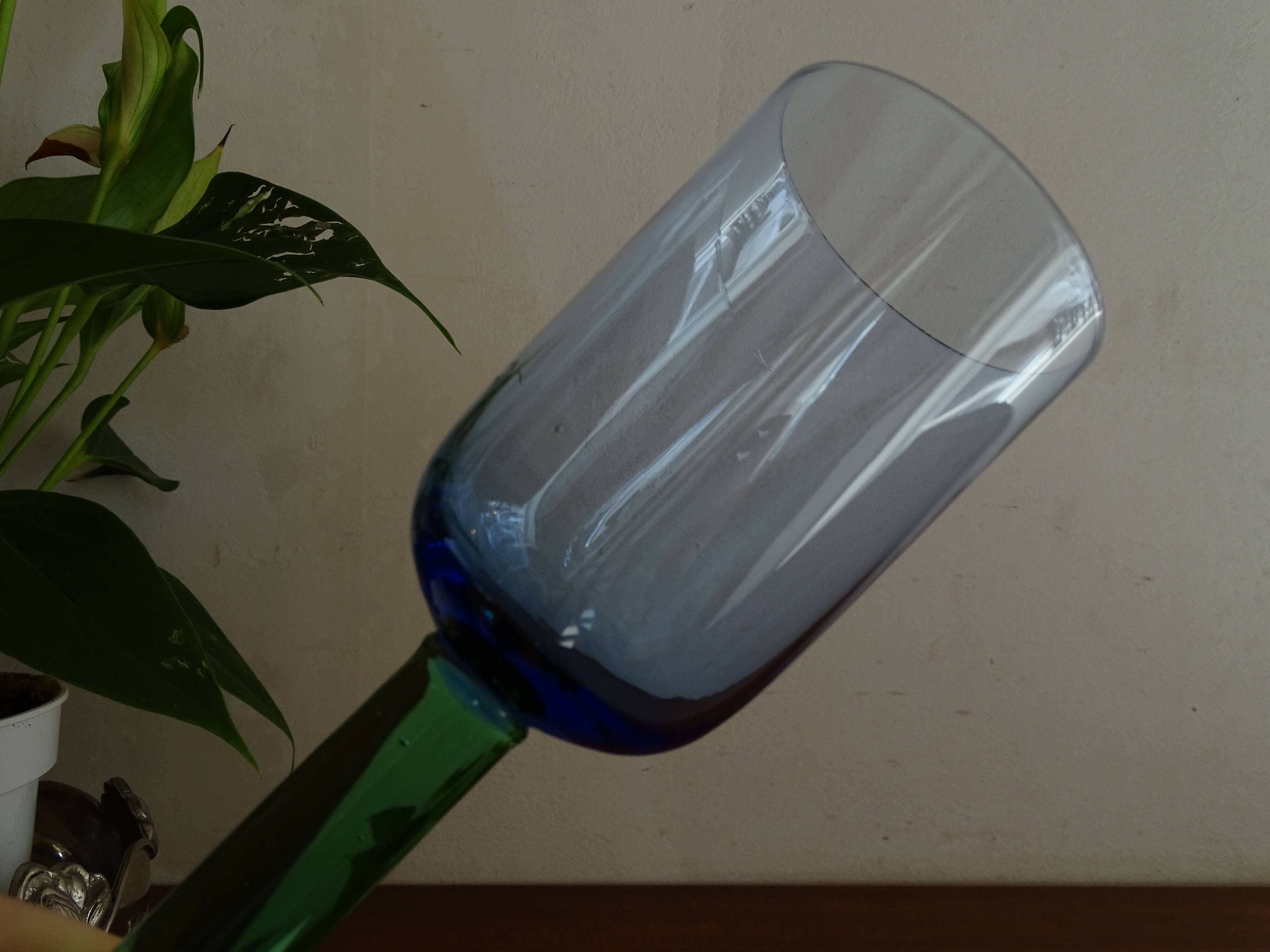 8 glasses with Murano feet vintage blown glass