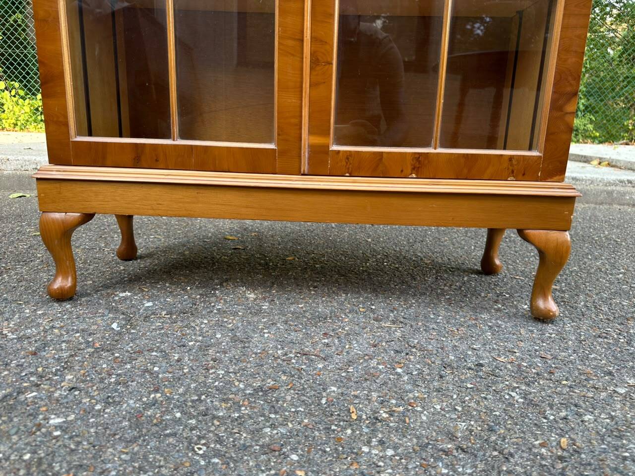 Chippendale display cabinet in wood, English Queen Anne dresser bookcase from 1960.