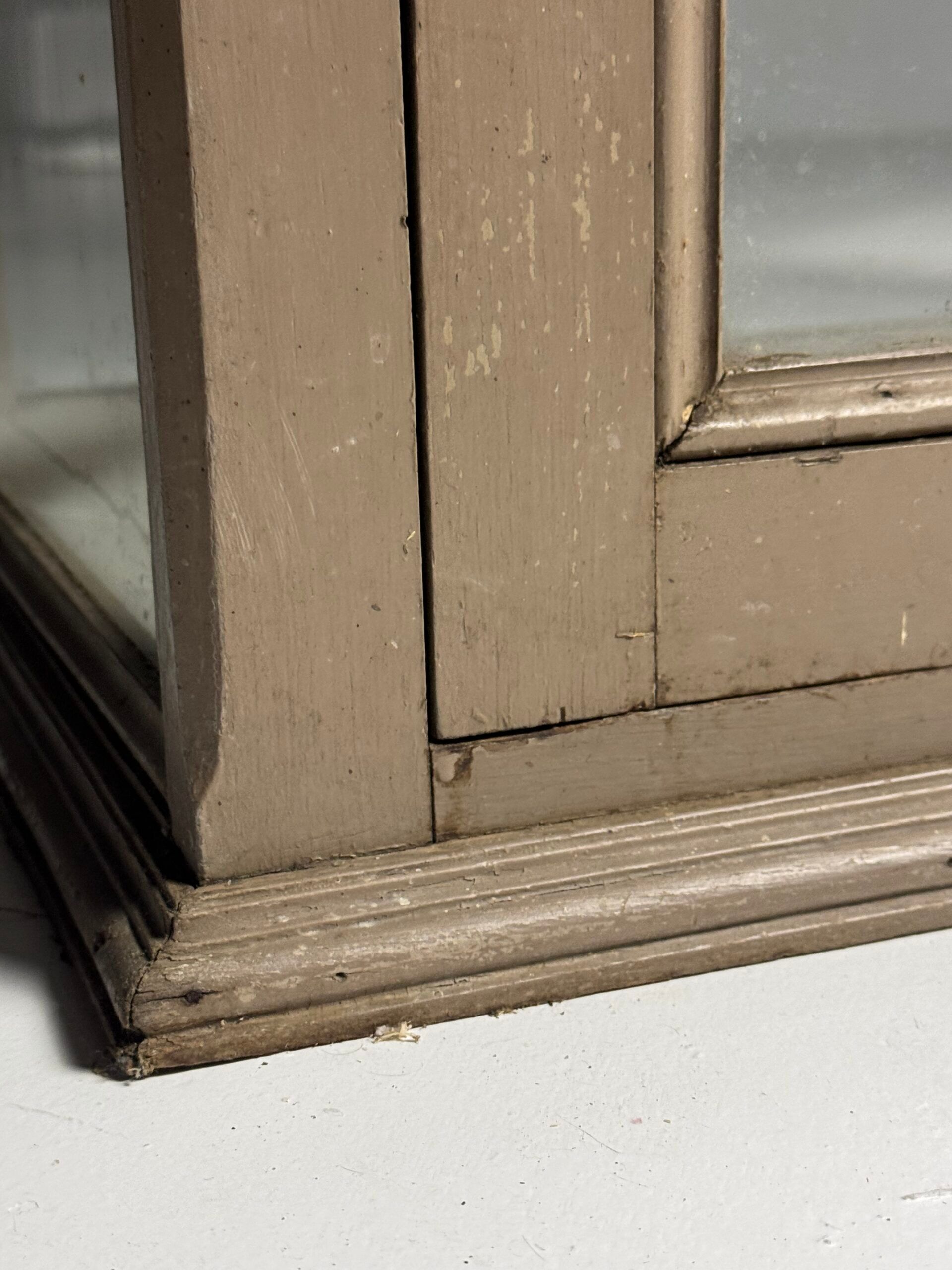 Vitrine française du début du 20e siècle grise