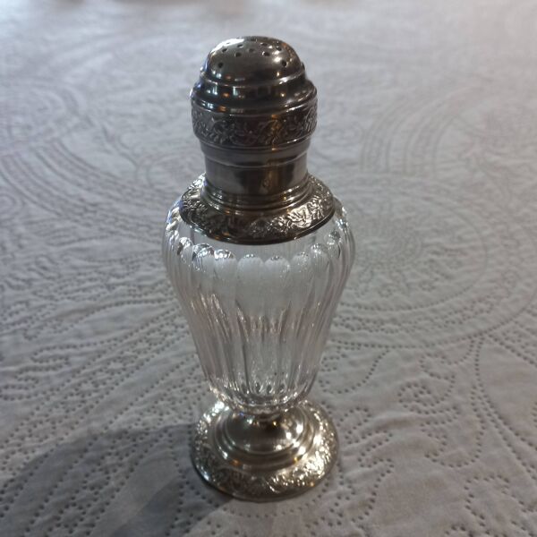 Saupoudreuse en cristal et argent massif, poinçon minerve et de maitre.