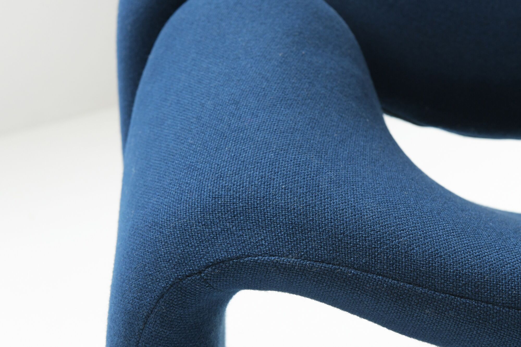 Groovy ‘M’ F598 in original blue fabric f 598 by Pierre Paulin for Artifort