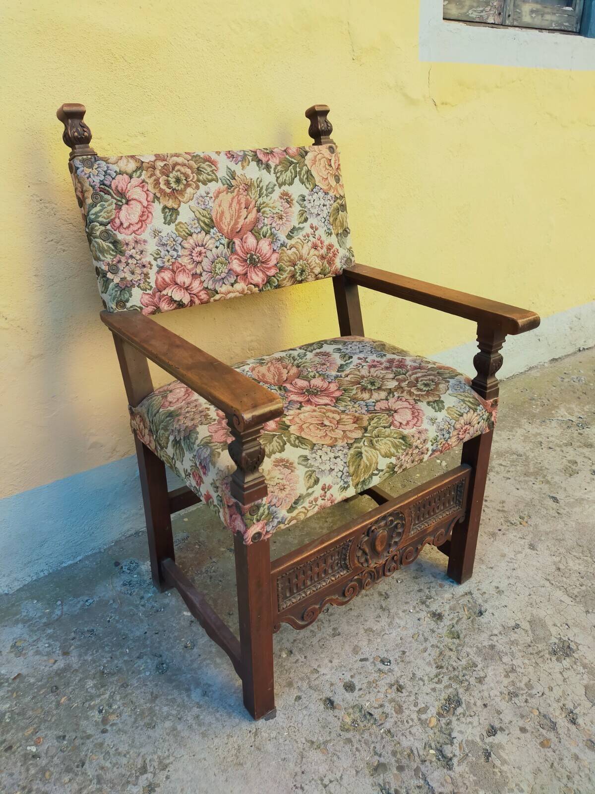 Antique poltrona trono in solid walnut with carving 19th century