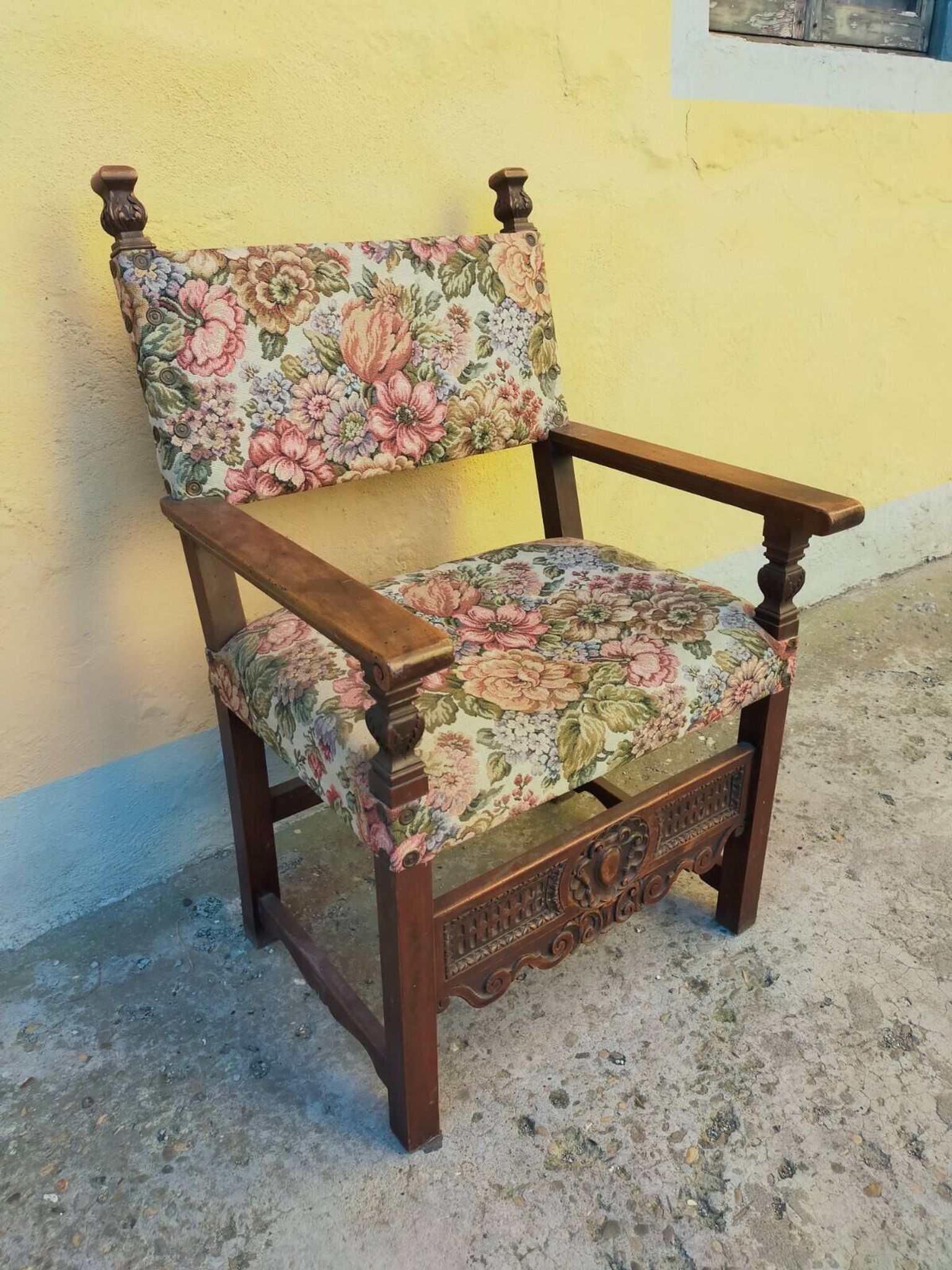 Antique poltrona trono in solid walnut with carving 19th century