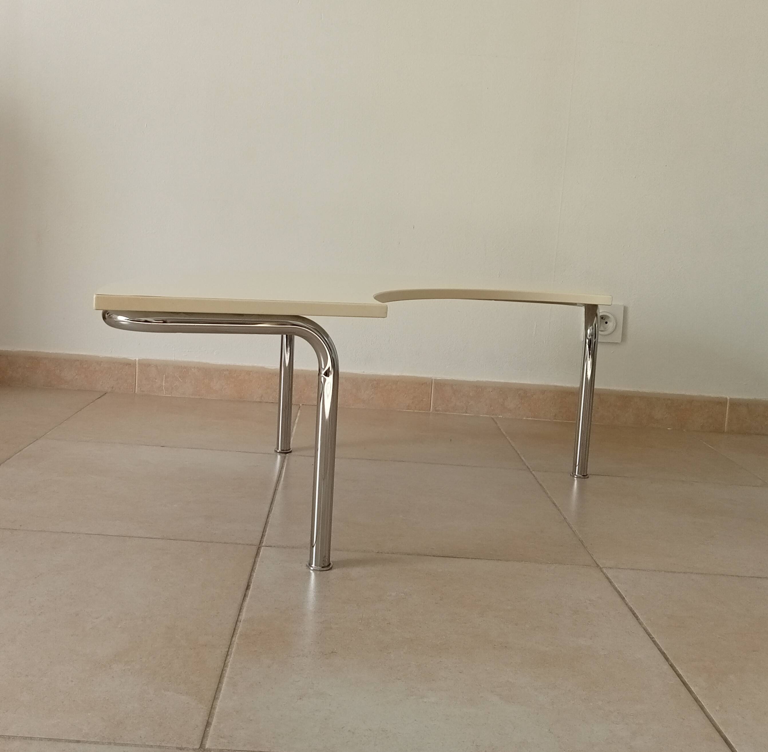 Vintage tripod coffee table in chrome and formica from the 1980s.