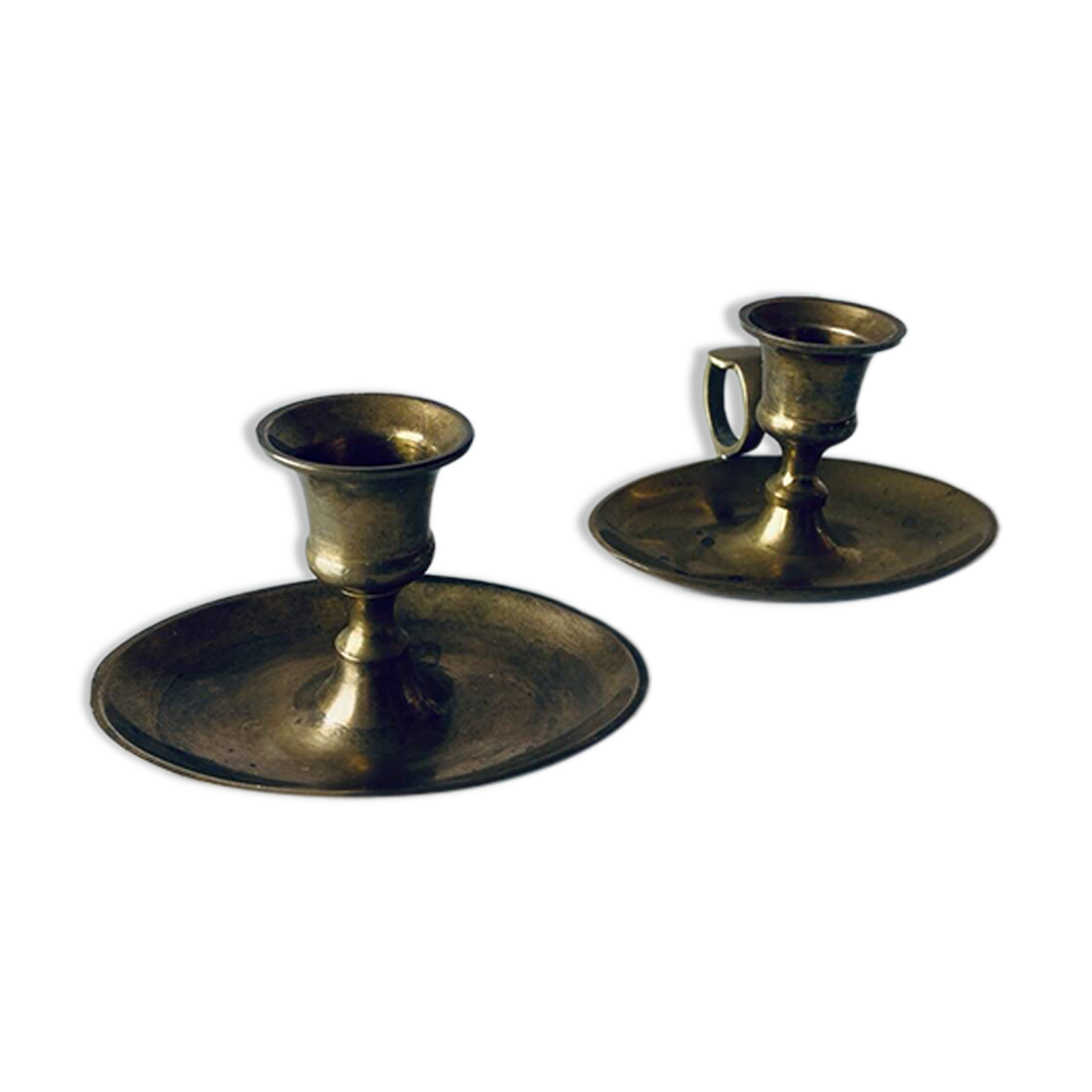 Paire de bougeoirs pouciers en laiton