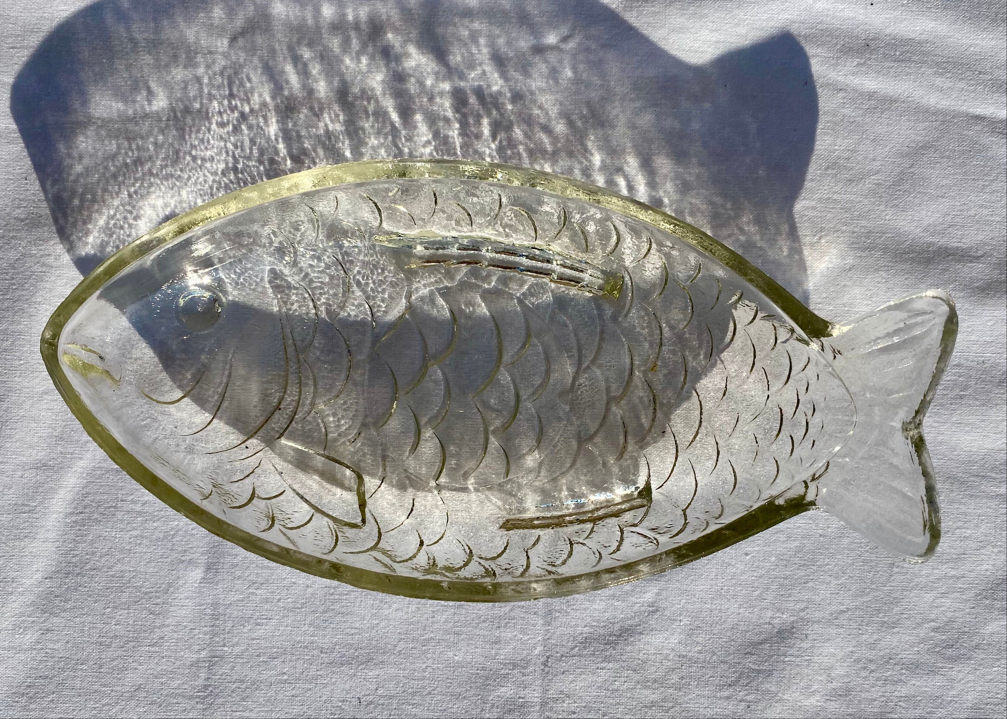 Glass fish dish