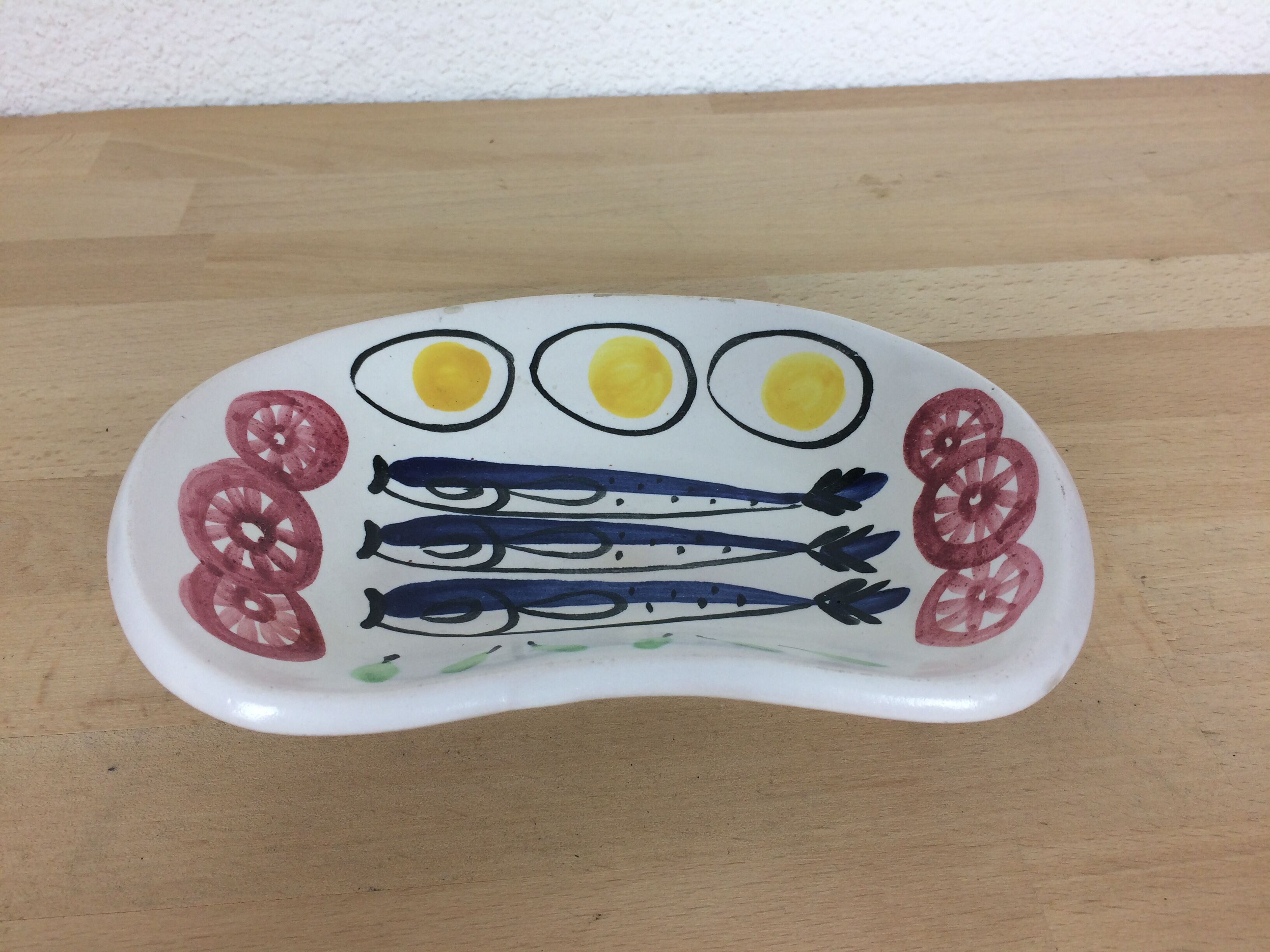 Cup in ceramic, fish and raw vegetables