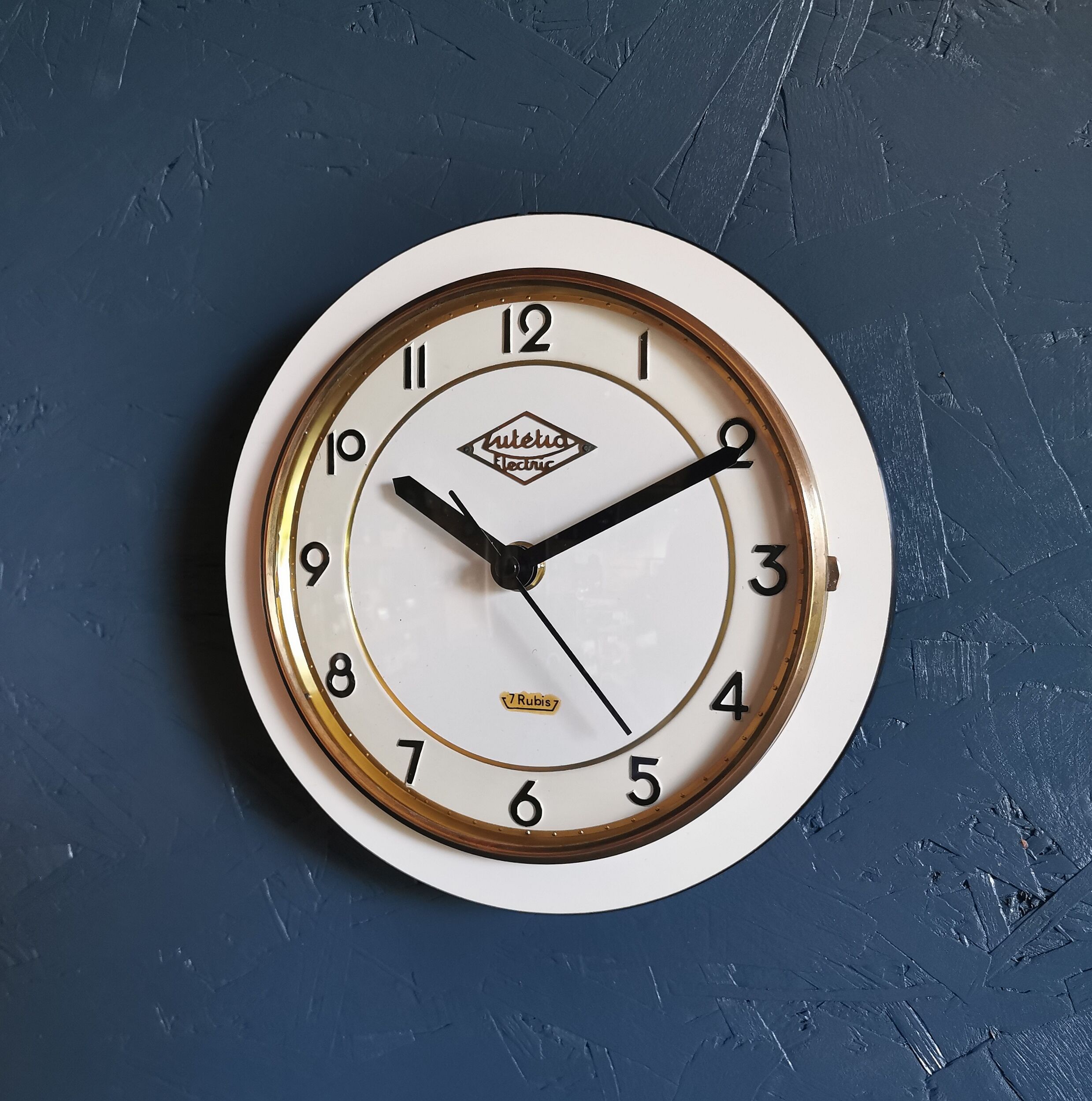 Vintage formica clock round silent wall clock "White Lutetia"