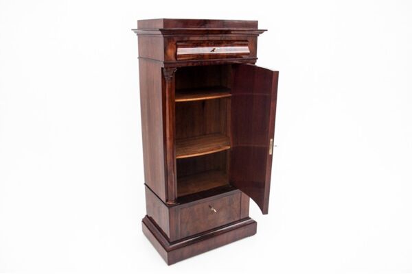 Commode ancienne - à colonnes, Europe du Nord, vers 1870. Après restauration.