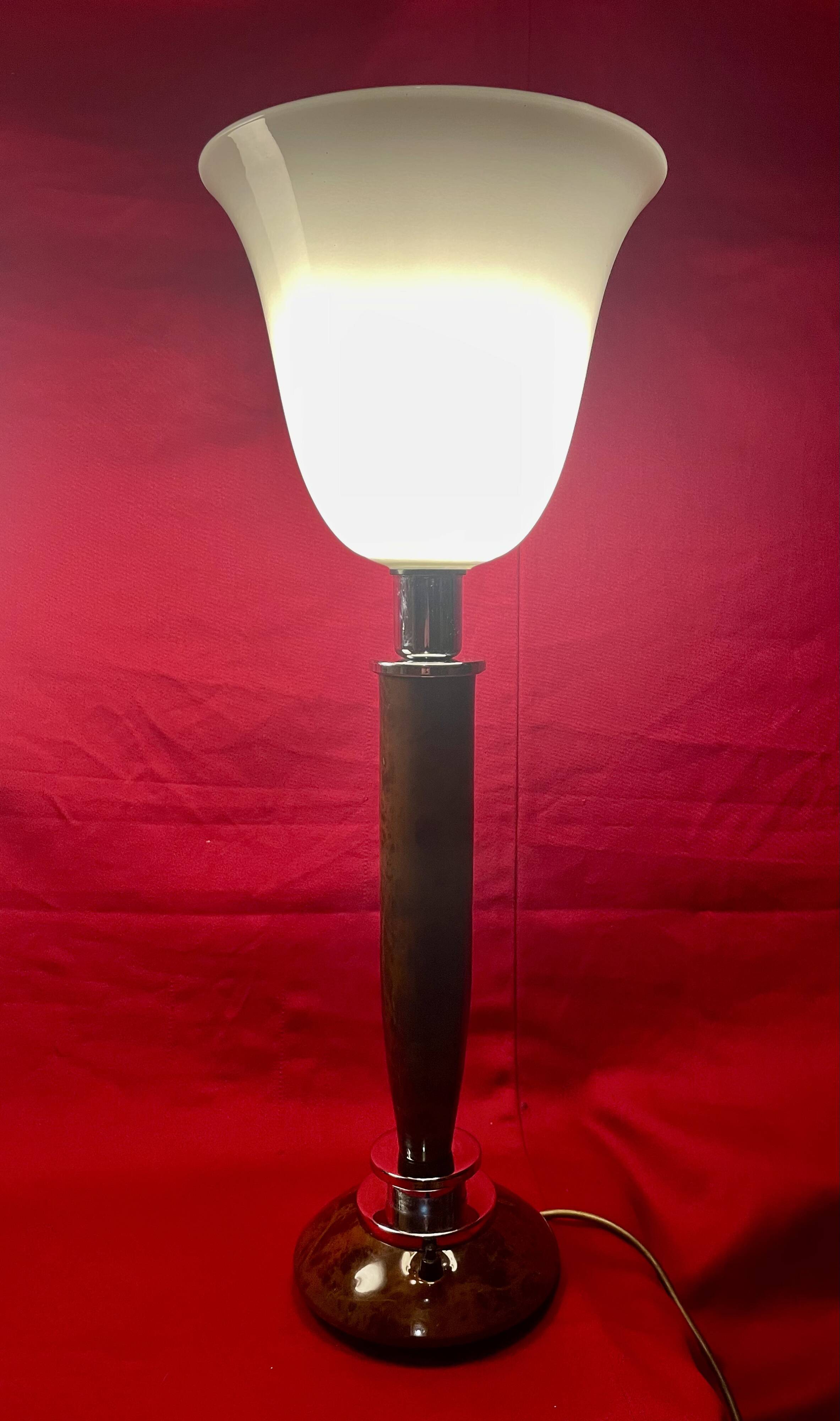 A pair of understated and elegant lamps, vintage, from the 70s-80s.