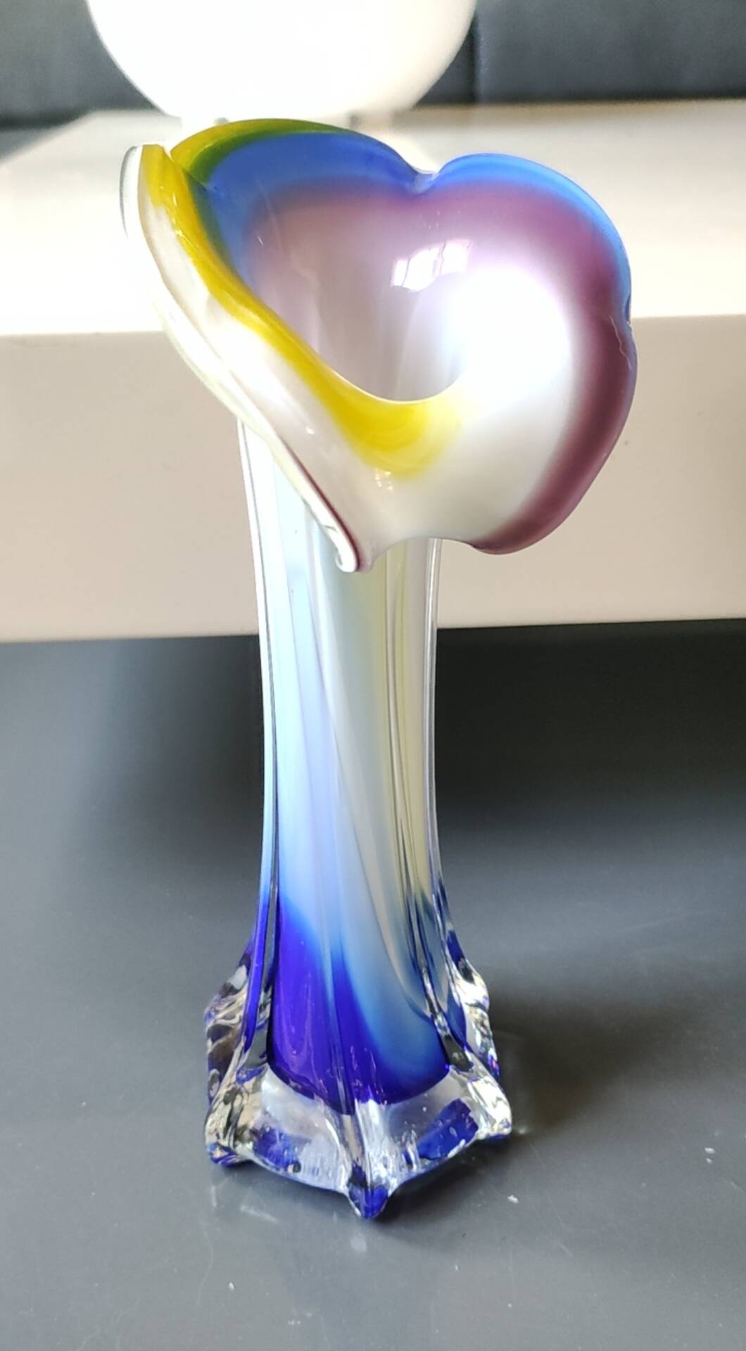 Vase design Fleur Arum. In blown art glass, Murano style. 21 cm.