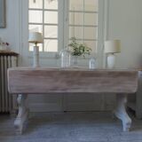 Console, table en noyer avec rallonges à rabats, piètement patiné gris.