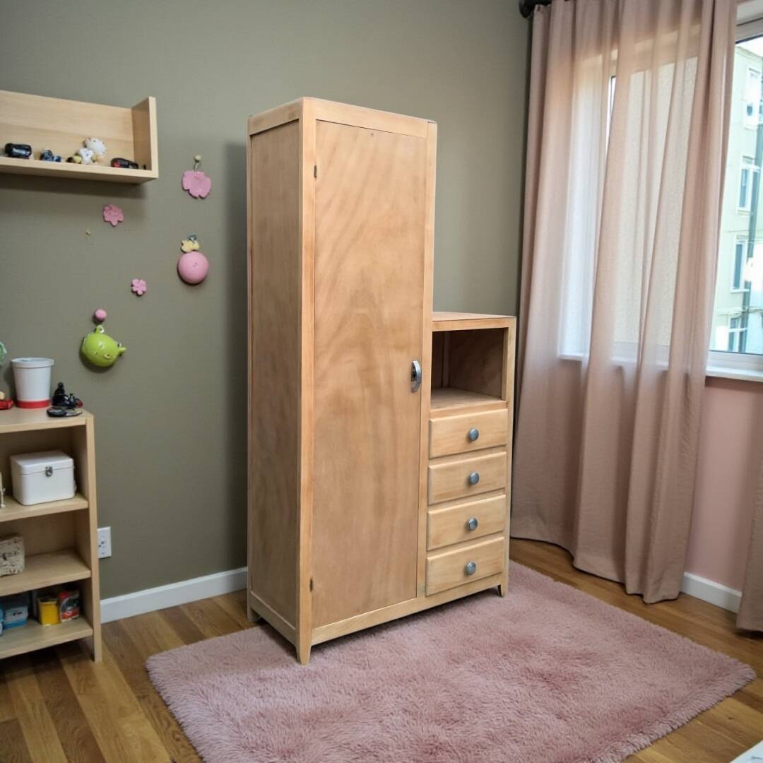 Armoire parisienne asymétrique bois brut 1950