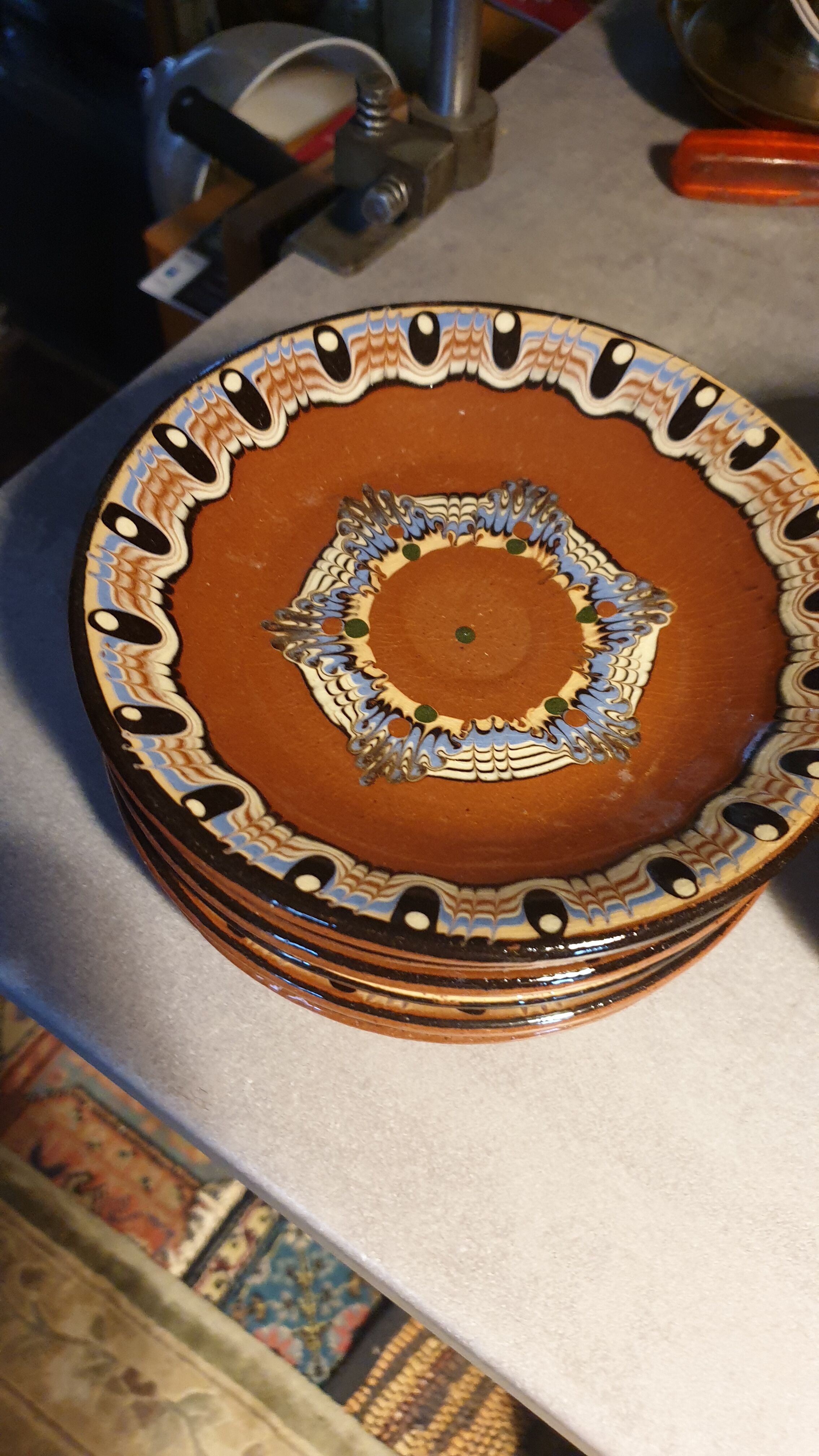 Terracotta service decorated with psychedelic drips