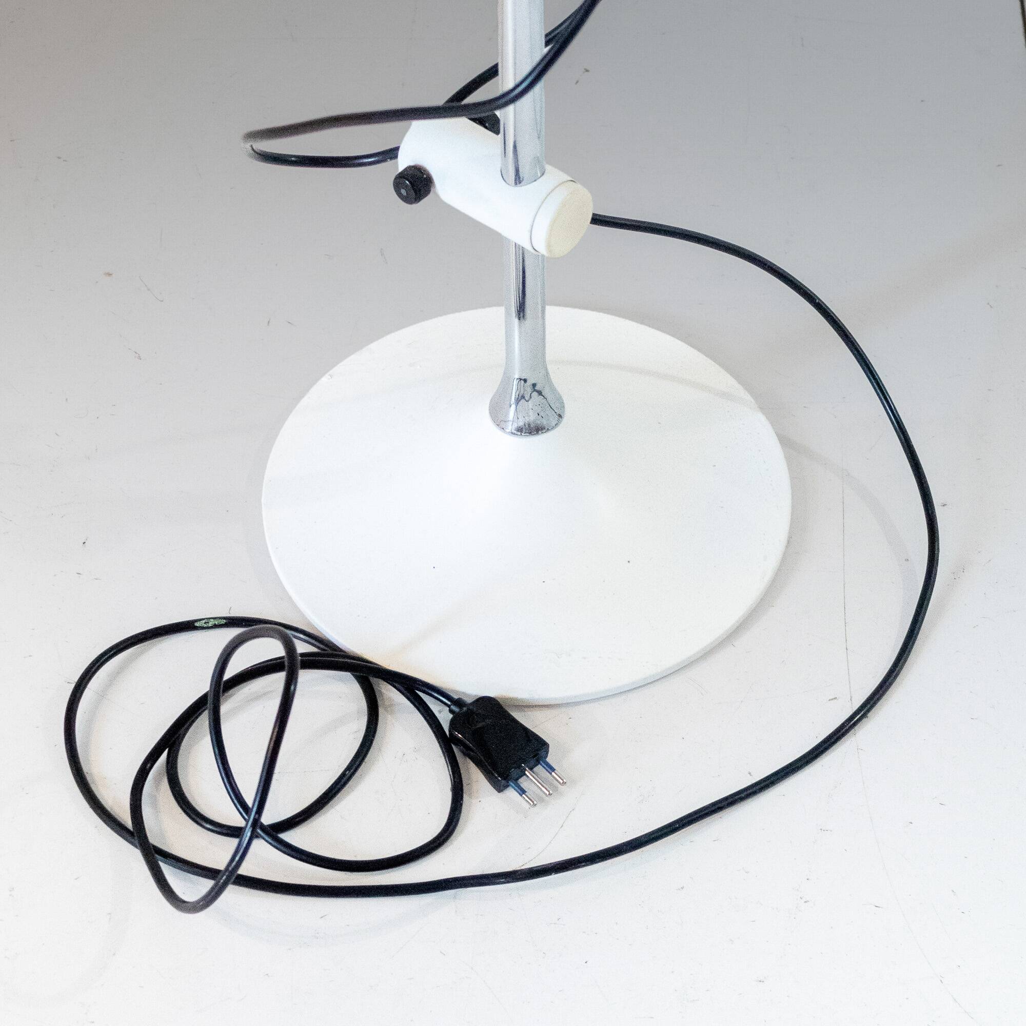 Mid Century Modern White Metal Floor Lamp by Elio Martinelli, 1970s