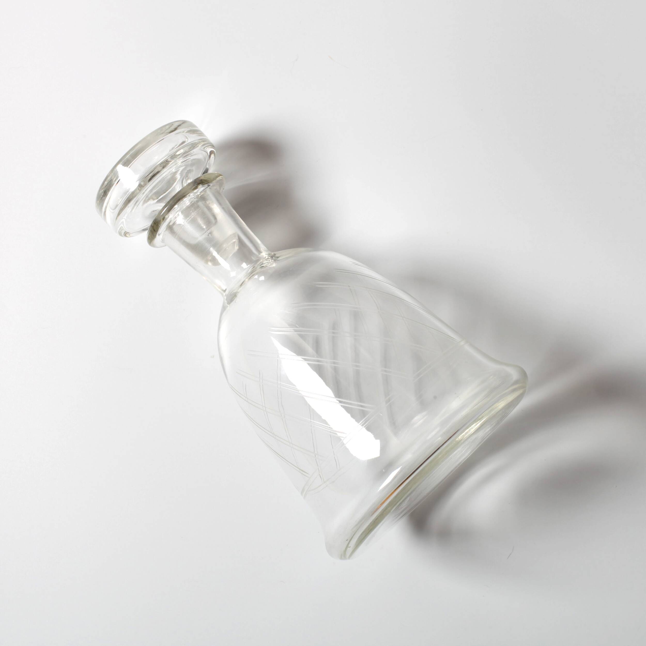 Carafe en verre vintage en forme de cloche avec bouchon : carafe italienne des années 50