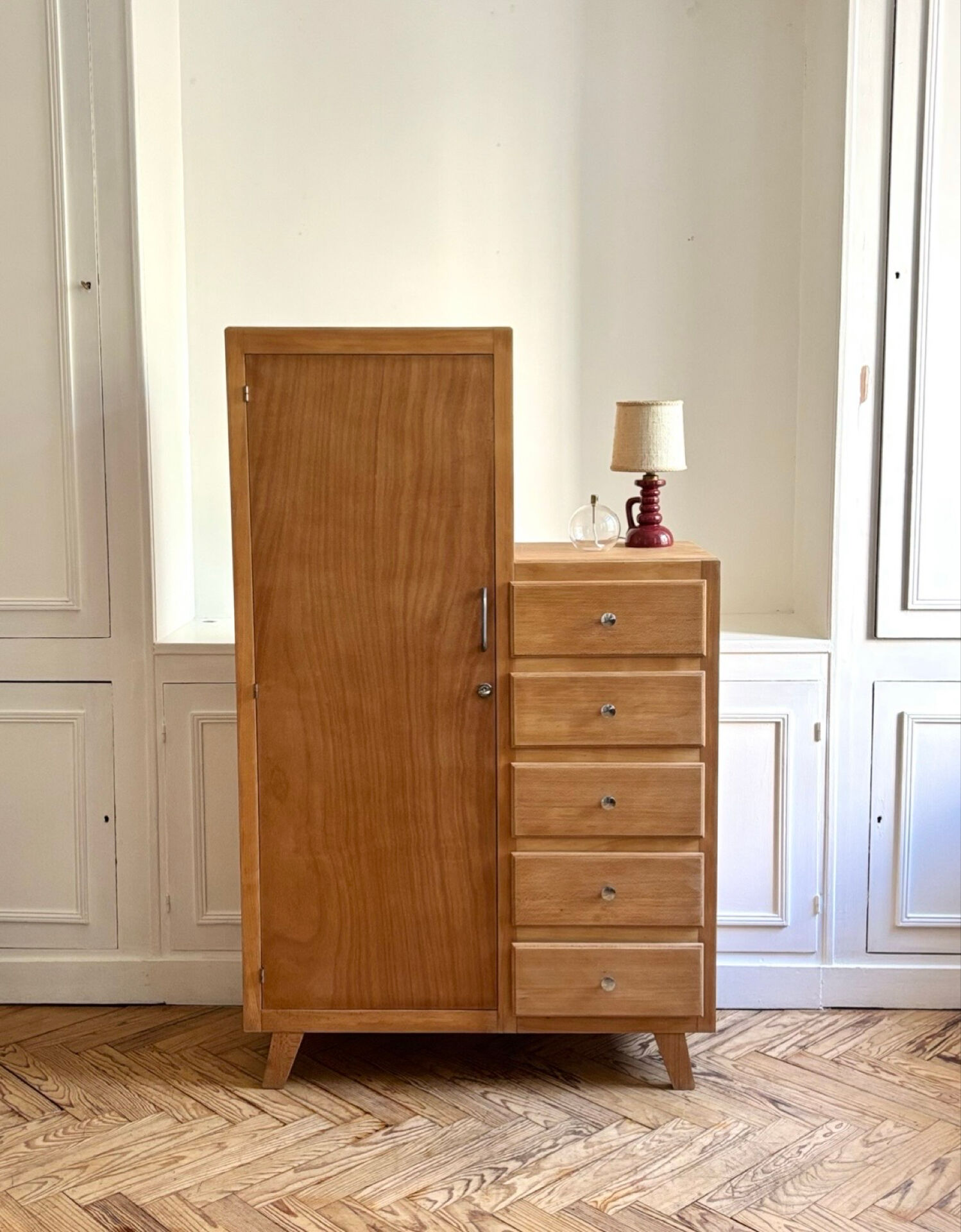 Armoire asymétrique vintage