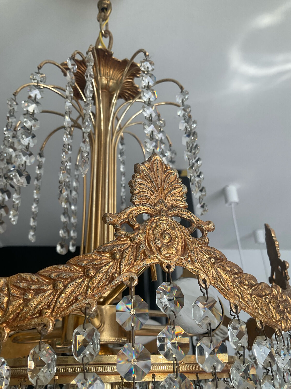 Cascade chandelier in bronze and crystal pendants