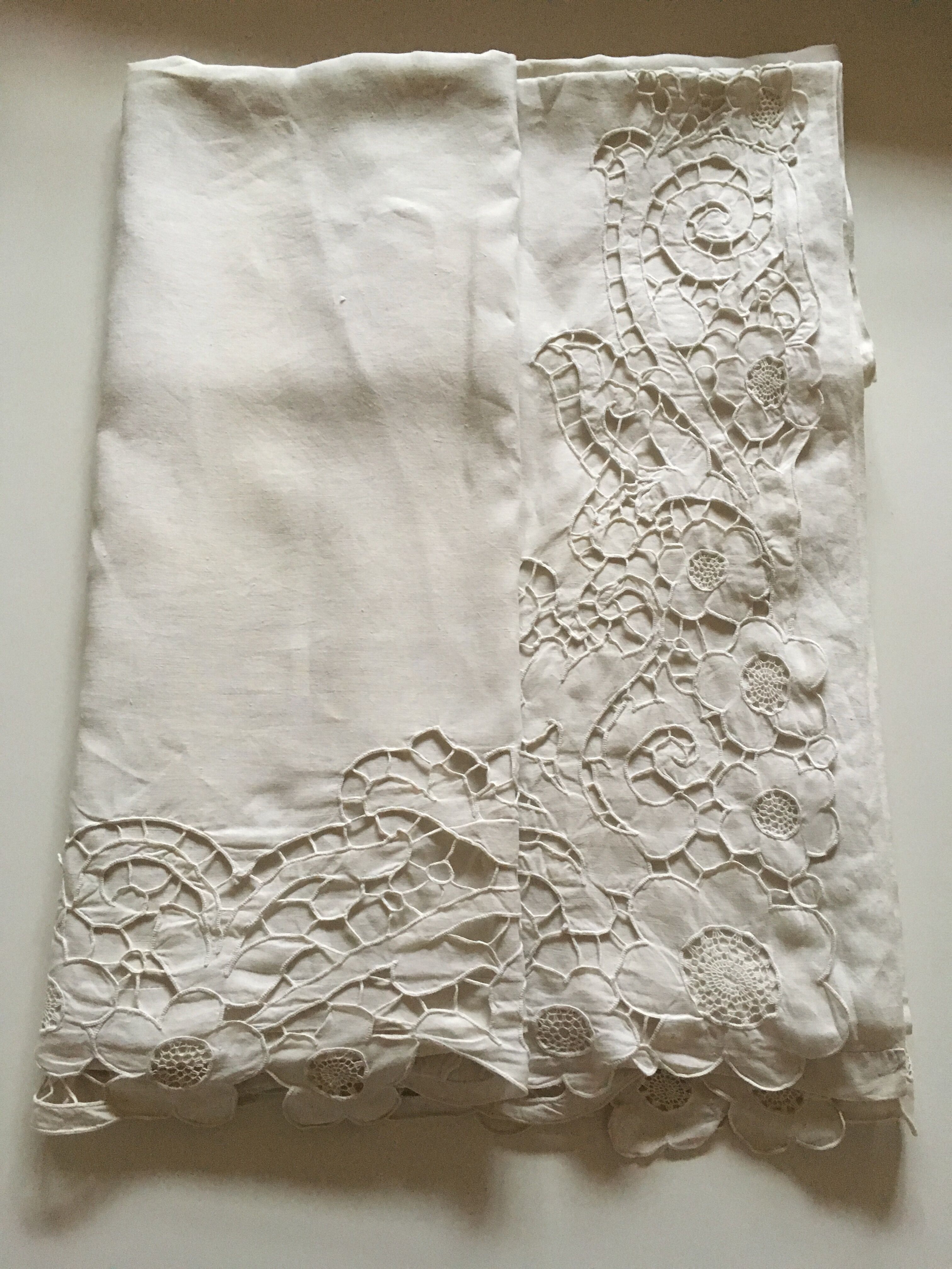 Cloth of linen embroidered setback richelieu figure cp thread Castle