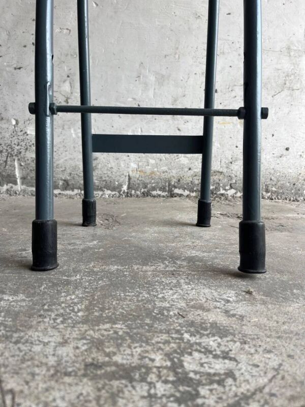 Tabouret de laboratoire industriel recyclé, structure en métal noir/gris avec assise en bois naturel, milieu du XXe siècle