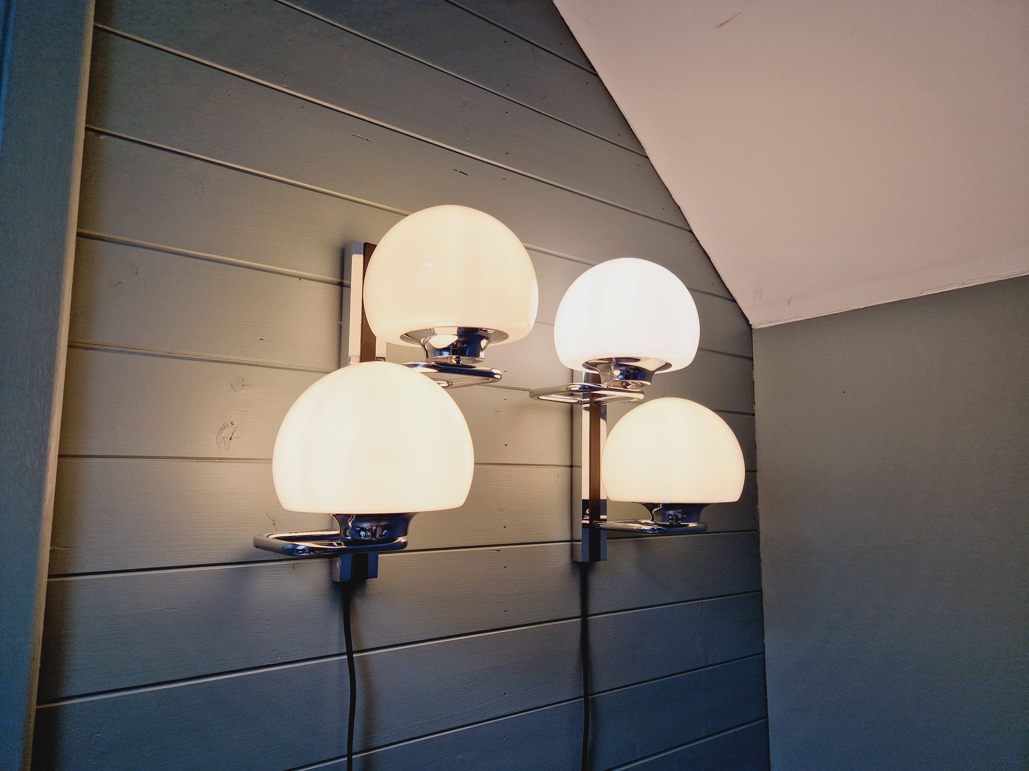 Pair of wall lights, G. Sciolari, in chrome metal and white opaline, 1970s