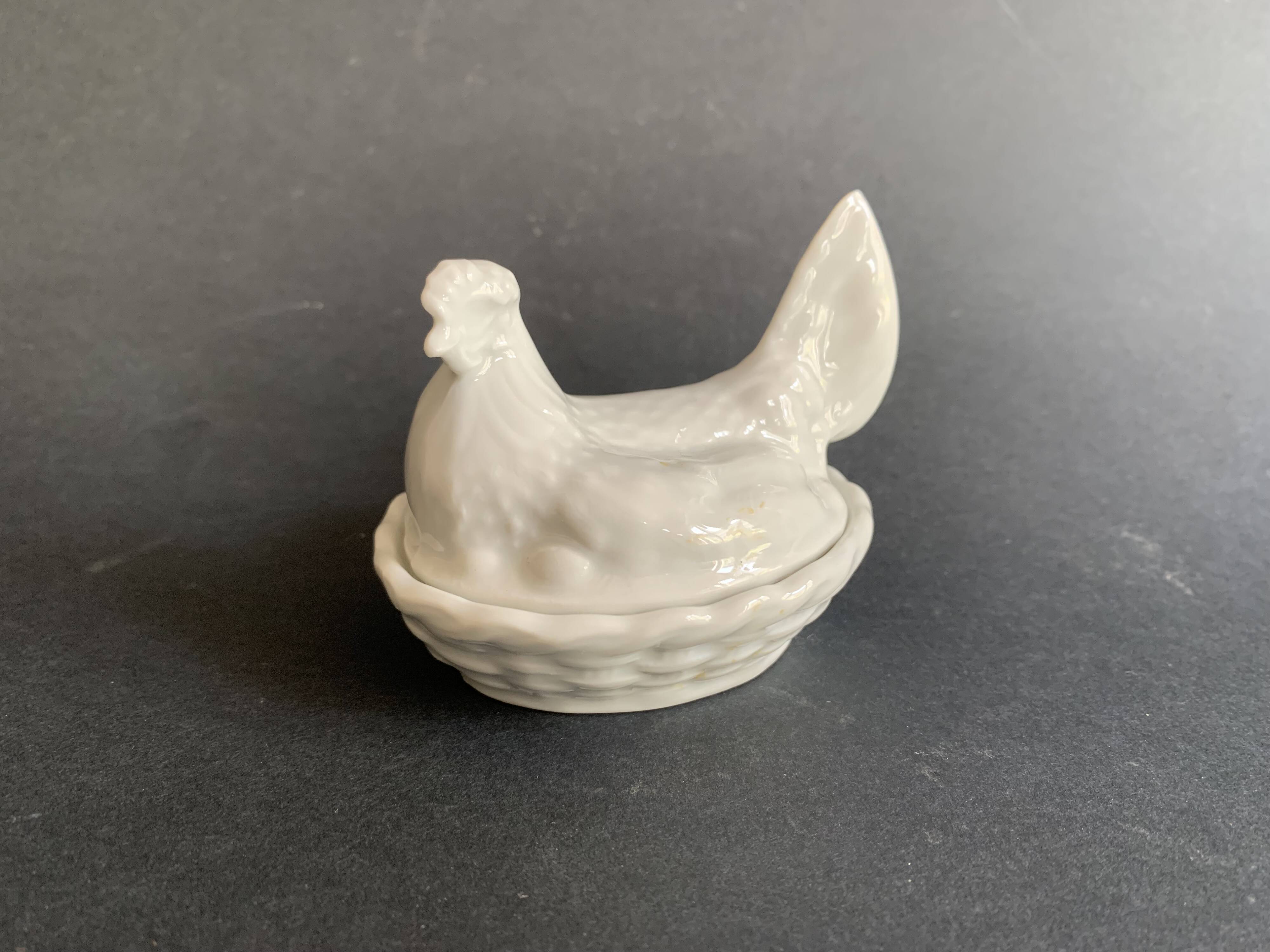 Mini terrine poule en porcelaine blanche ancienne