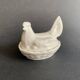 Mini terrine poule en porcelaine blanche ancienne