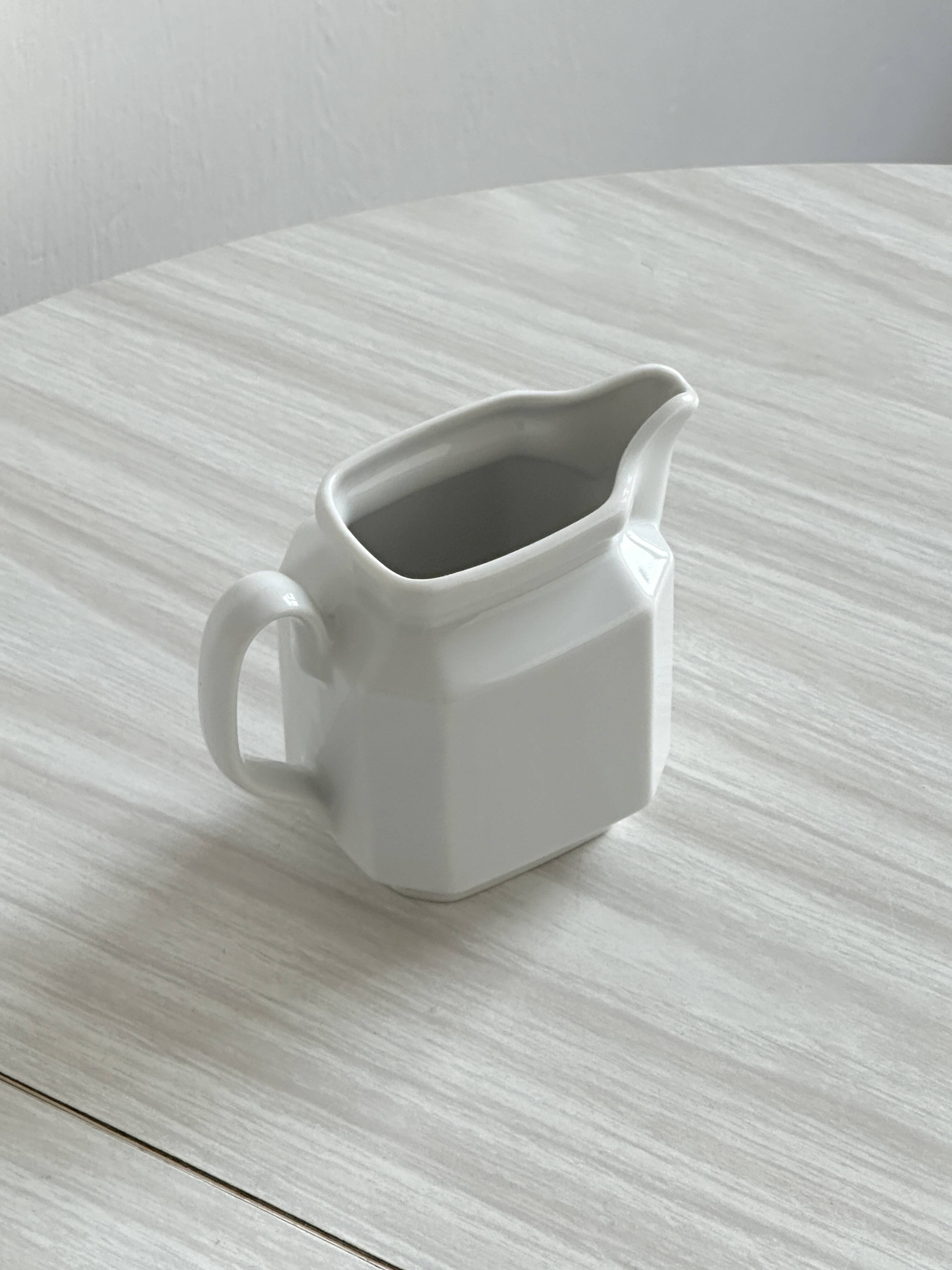 Pot à lait en porcelaine.