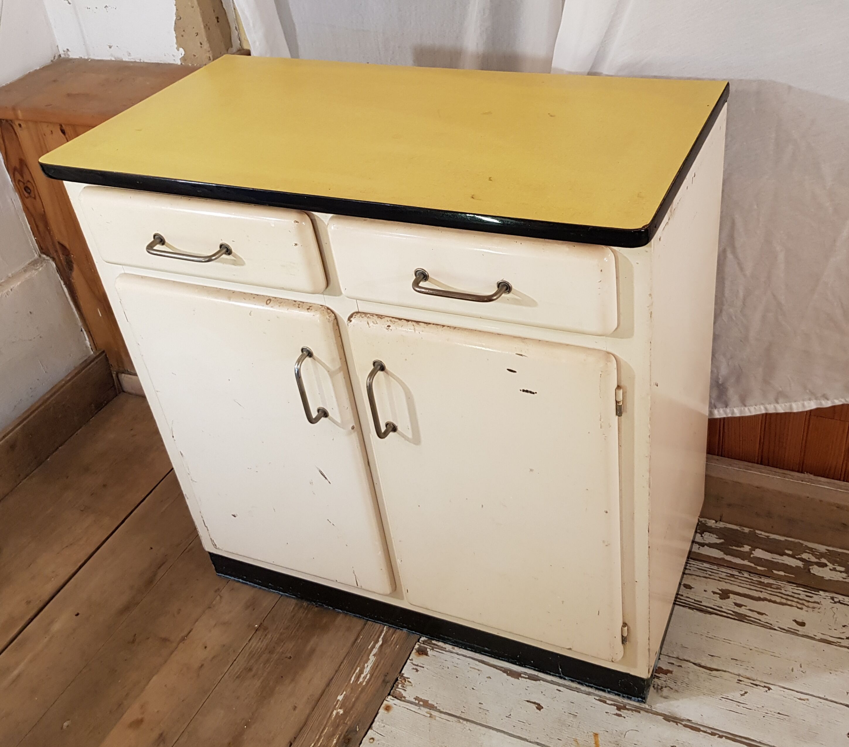 Mado buffet with yellow formica tray