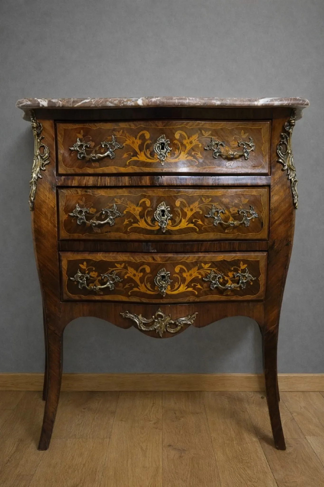 Commode sauteuse style Louis XV marquetée – 3 tiroirs – Plateau marbre
