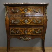 Commode sauteuse style Louis XV marquetée – 3 tiroirs – Plateau marbre