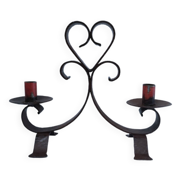 Bougeoir deux feux en fer battu patiné, motif coeur