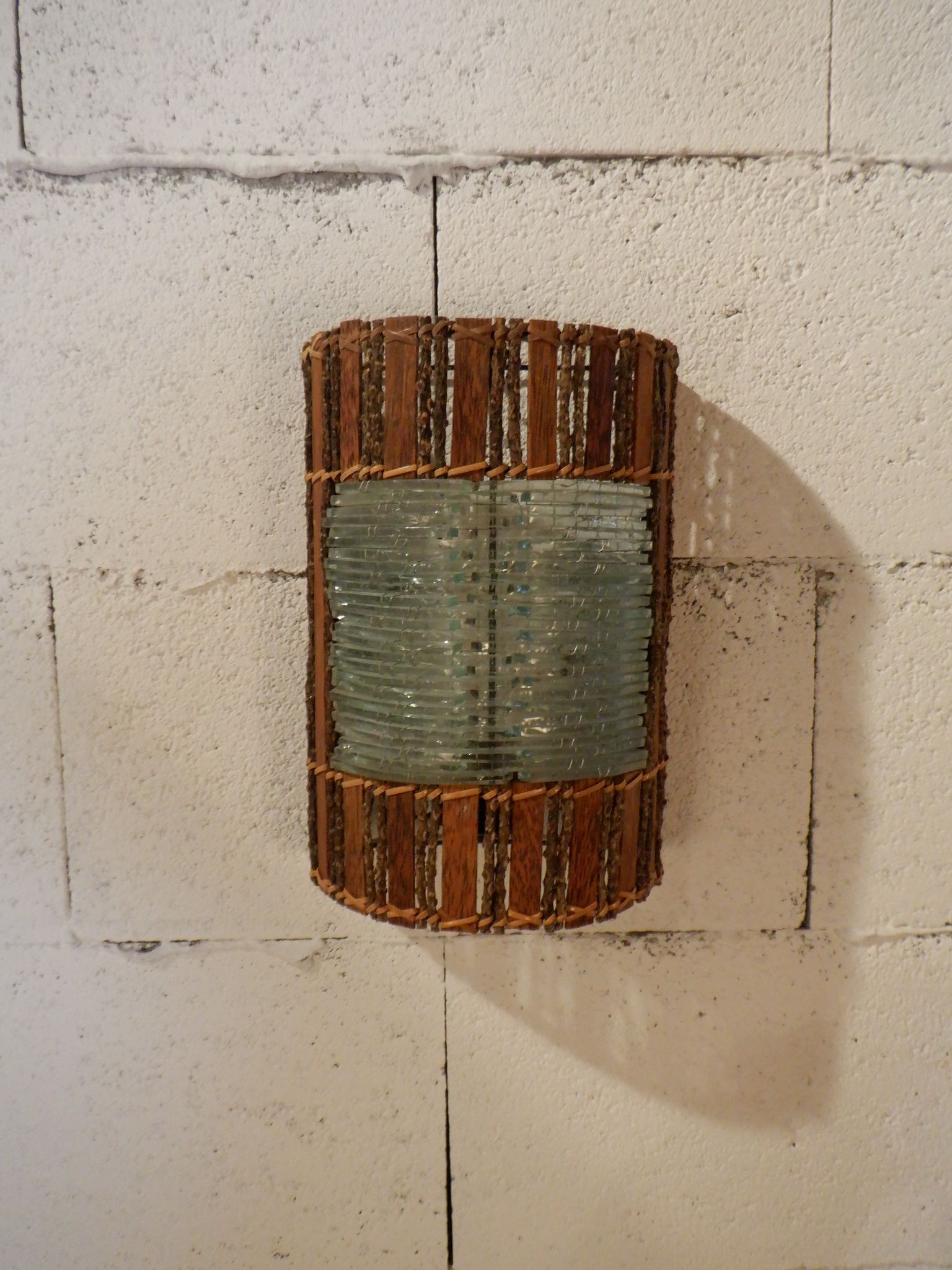 Paire d'applique en bois et lamelles de verre