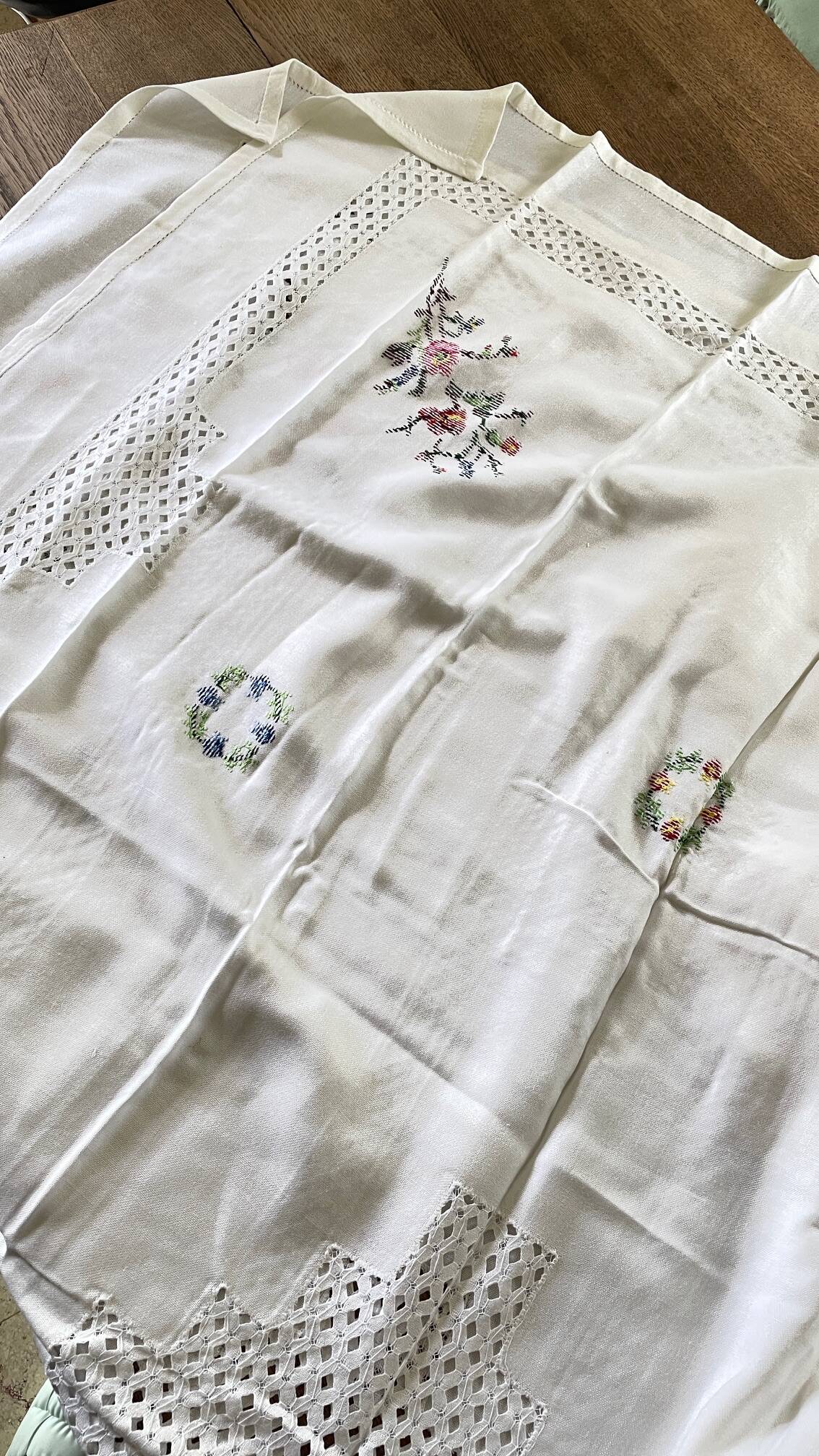 Embroidered tablecloth and 12 vintage napkins