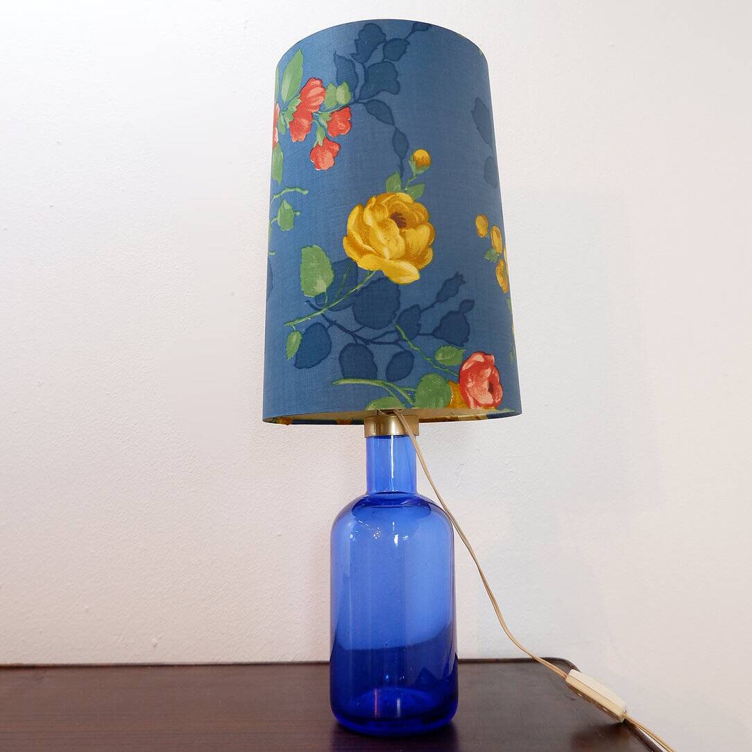 Lampe de table en verre bleu avec abat-jour à fleurs d'origine - années 1960