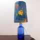 Lampe de table en verre bleu avec abat-jour à fleurs d'origine - années 1960