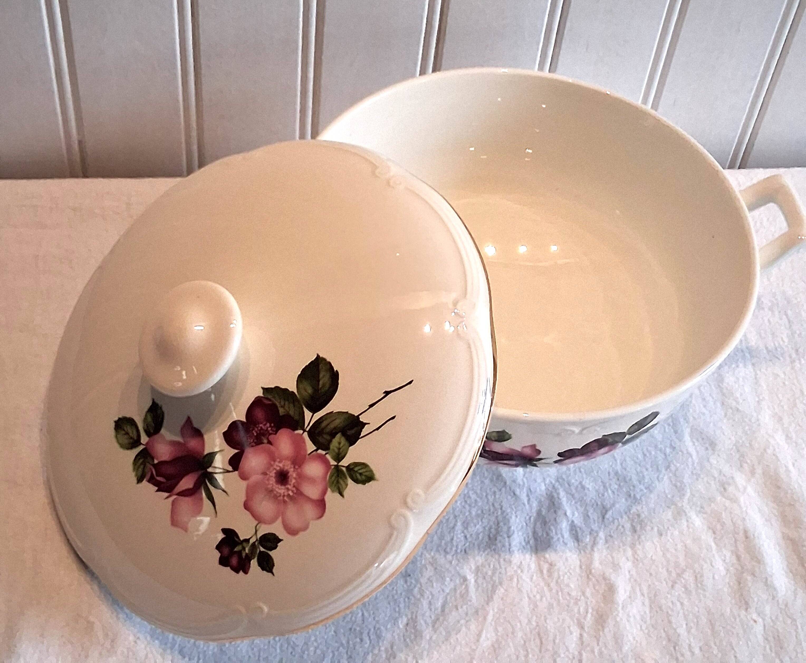 Very pretty soup tureen from Gien model "Chinon" in very good condition.