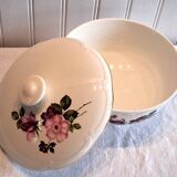 Very pretty soup tureen from Gien model "Chinon" in very good condition.