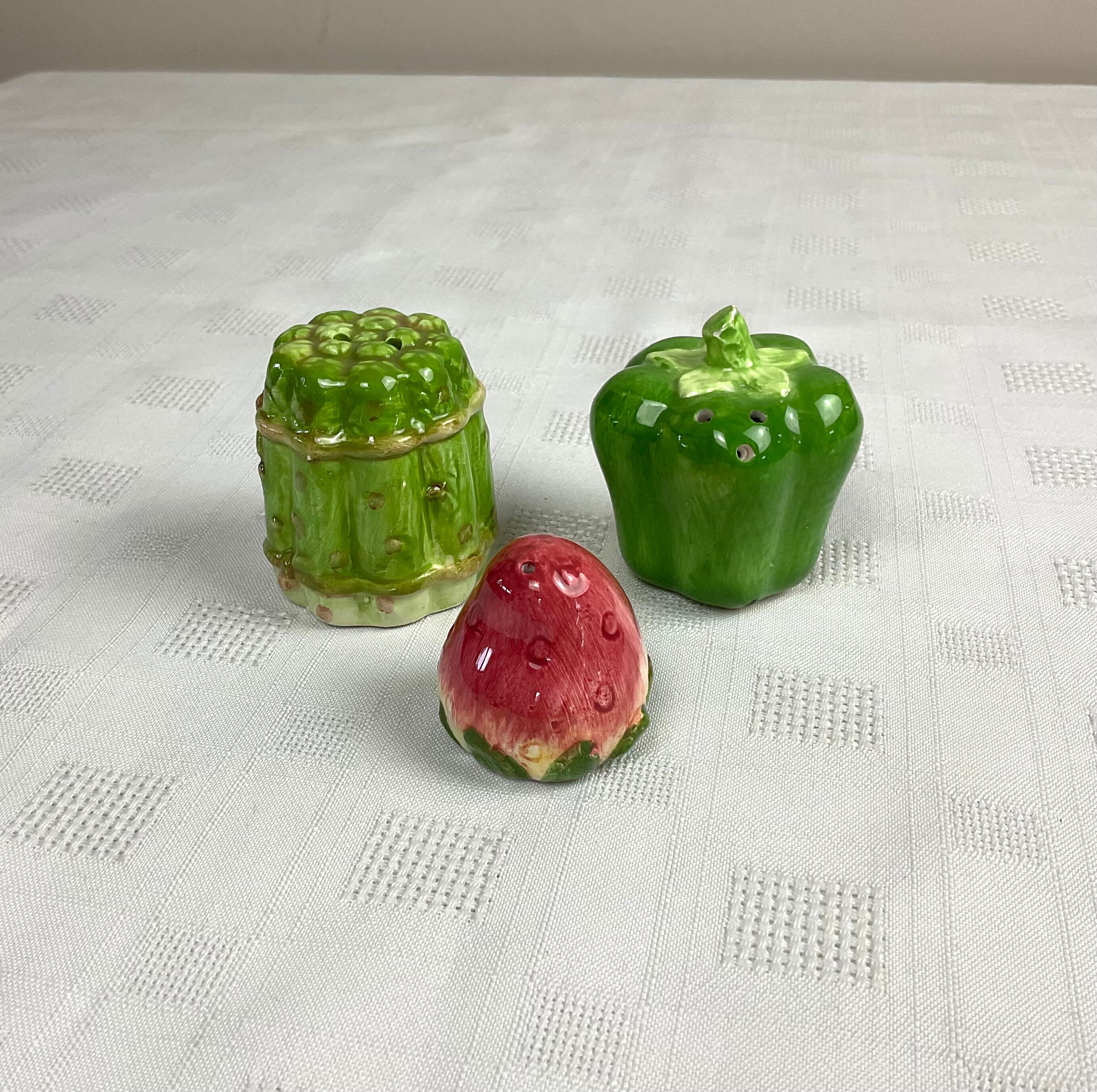 Salt shaker and pepper shaker