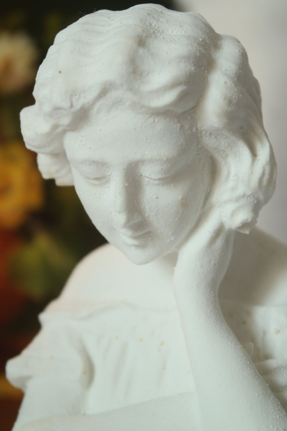 Limestone bust young girl who reads