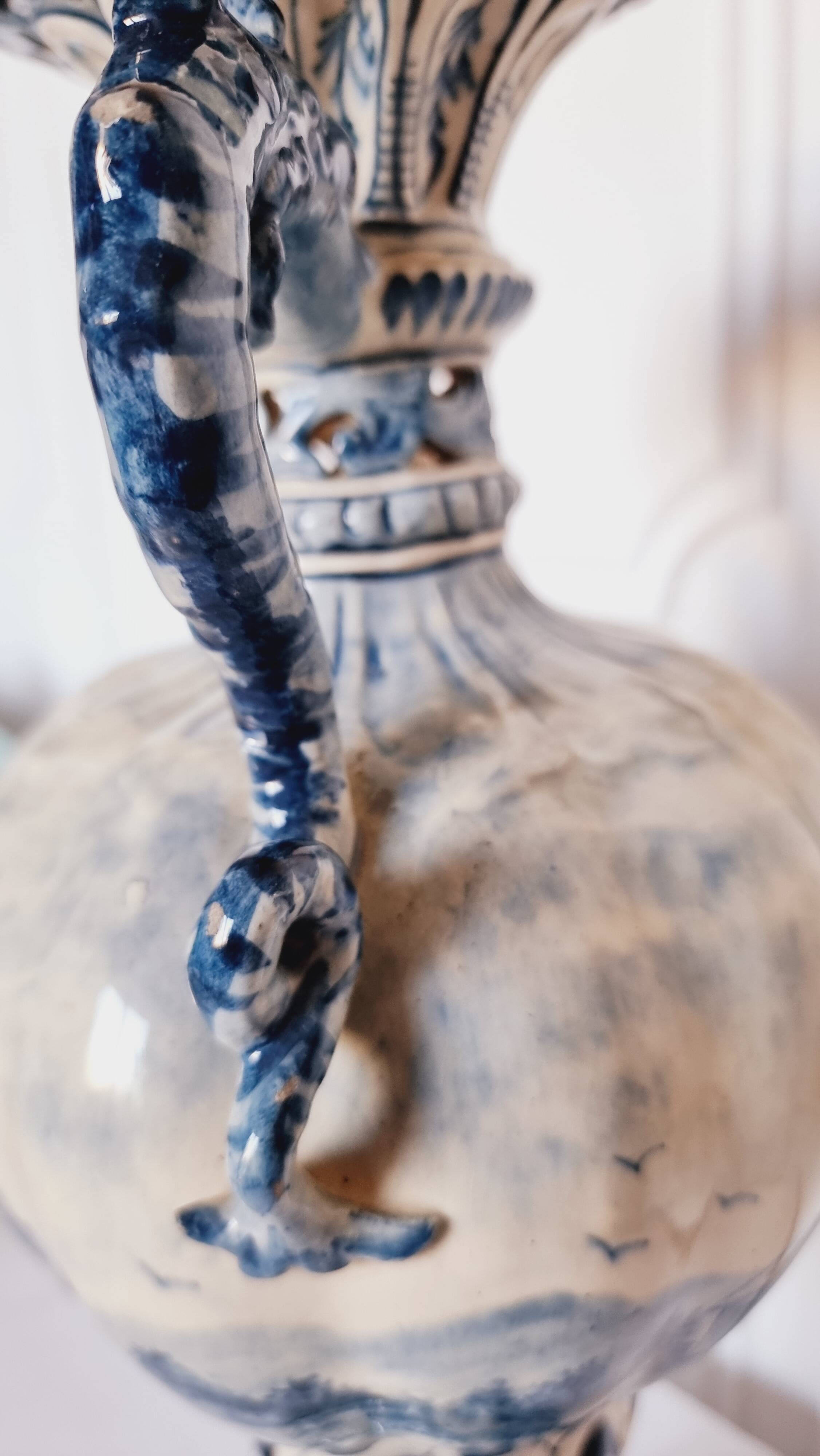 Large Spanish vase in Talavera style, hand-painted, adorned with a landscape.