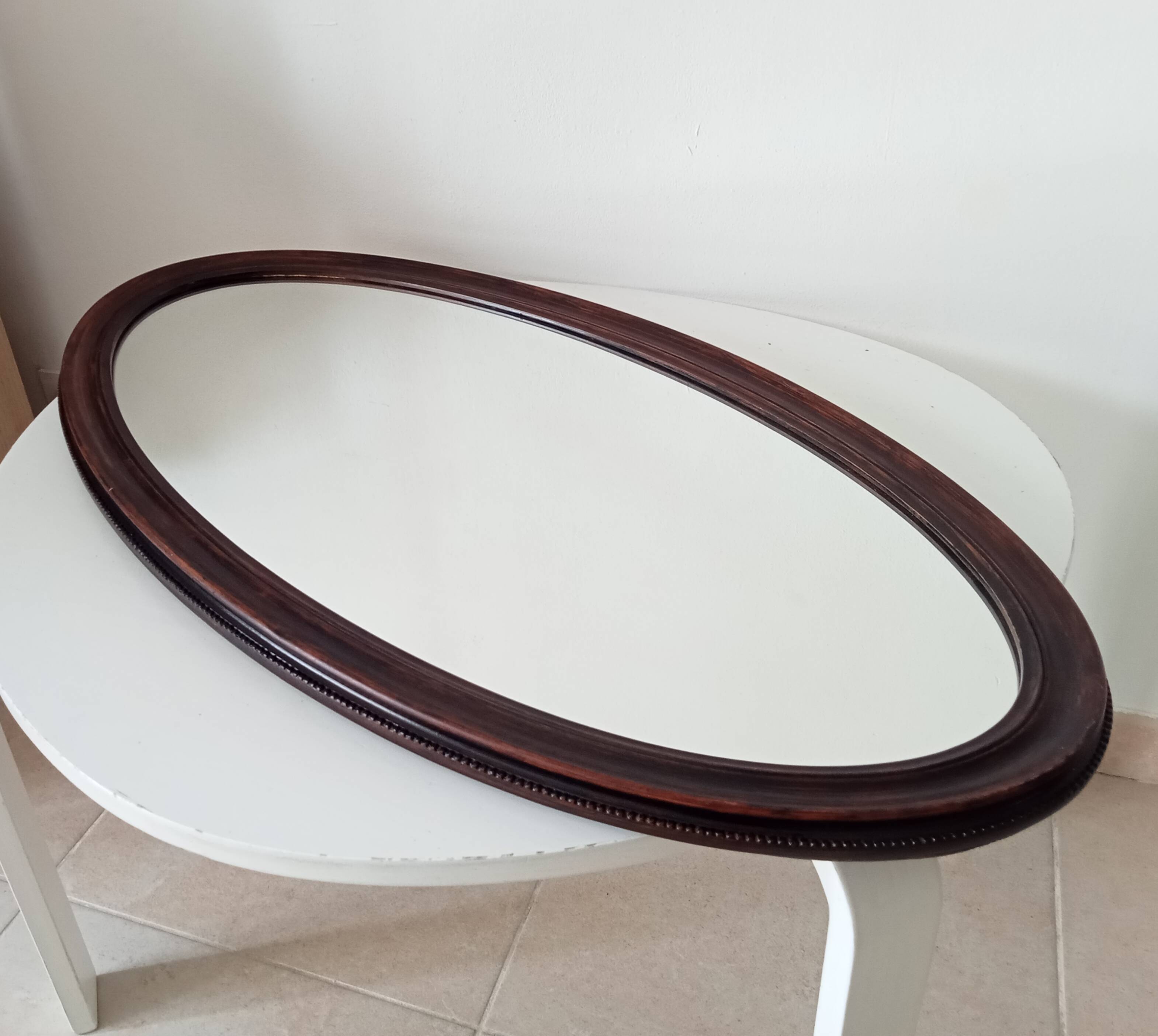 Oval antique mirror in solid wood from the 1960s.