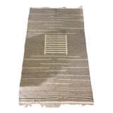 Woven carpet with small diamond patterns