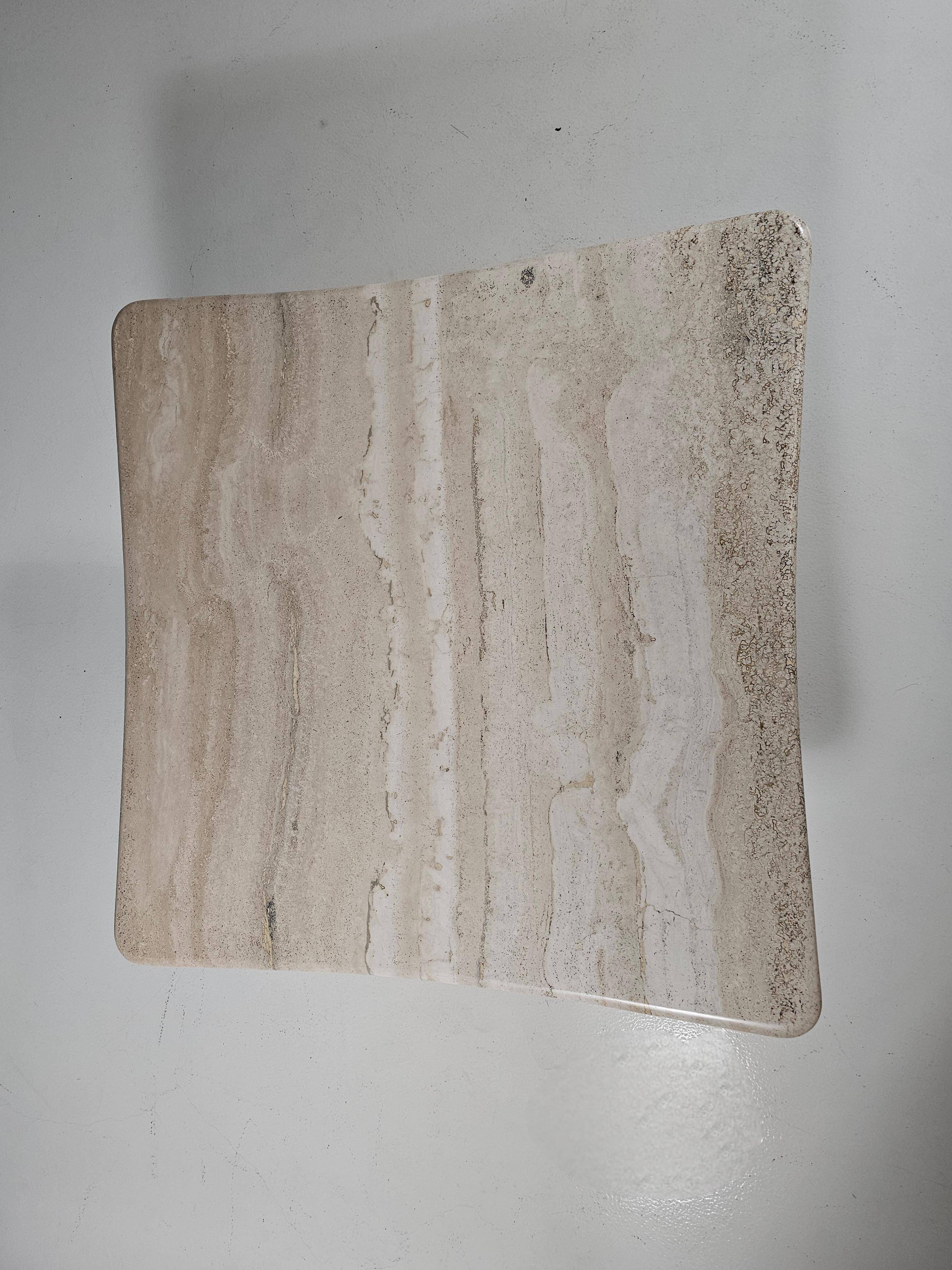 Sculptural coffee table in Italian travertine from the 1970s.